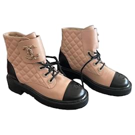 Chanel Botas de combate en piel acolchada Beige y Negro