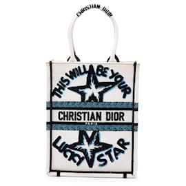 Dior Vertical Book Tote Lucky Star aus weißer bestickter Canvas