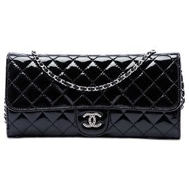 Clutch Chanel Black Quilted Patent Brilliant East West Flap con catena