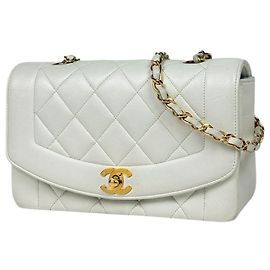 Chanel Diana Matelassé Schultertasche