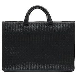 L'iconica tecnica di intreccio Intrecciato di Bottega Veneta è applicata in tutto il capo, mettendo in mostra sia l'artigianalità del marchio che un raffinato equilibrio. Realizzato intrecciando meticolosamente un materiale morbido ma altamente resistente