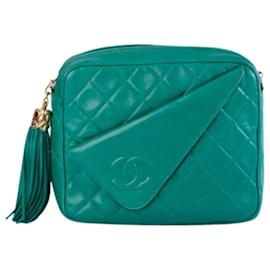 Borsa a tracolla Chanel in agnello trapuntato verde smeraldo con tasello e taschino anteriore, finiture oro