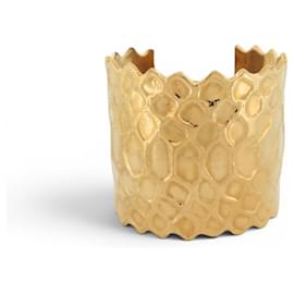 VINTAGE BRACELET YVES SAINT LAURENT MANCHETTE OUVERTE MARTELE METAL DORE BANGLE - Yves Saint Laurent