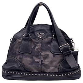 Prada Borsa a mano in nylon mimetico grigio e nero con borchie a 2 vie