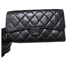 Cartera CHANEL Large Flap en piel de cordero acolchada Negra