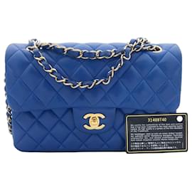 Borsa a patta classica media Chanel in agnello trapuntato blu