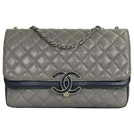 Chanel Bolsa de aba dupla com corrente Chic Medium Khaki Gray