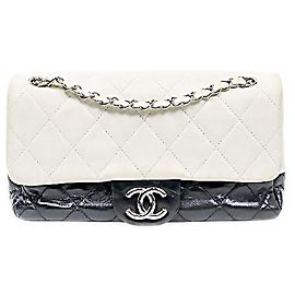 Chanel Bolso de hombro con solapa acolchada y cadena blanco negro