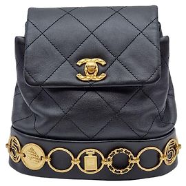Chanel Symbols Coin Rucksack aus Kalbsleder und goldfarbenem Messing