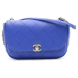 Chanel Pequena bolsa de ombro e bolsa transversal com aba de corrente CC dourada