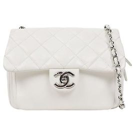 Chanel Borsa a tracolla con patta trapuntata bianca