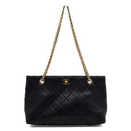 Chanel Bolso de hombro vintage acolchado en piel de becerro negro con cadena dorada
