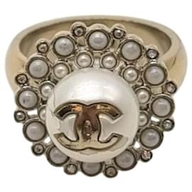 Anillo con adorno de perlas - Chanel