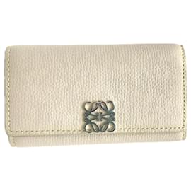 Loewe Pebble Grain Kalbsleder Anagram Schlüsselanhänger