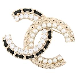 Spilla Chanel con il logo Coco
