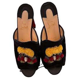 Sandali con tacco Christian Louboutin in velluto nero con ricami floreali e cristalli