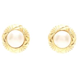 Orecchini a clip Chanel placcati oro con perle finte