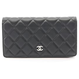 Chanel Matelassé Bi-fold Long Wallet aus schwarzem Lammleder