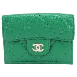 Chanel Dreifaltig Portemonnaie aus grünem genarbtem Kalbsleder