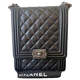 Borsa Chanel Boy Medium in pelle d'agnello nera