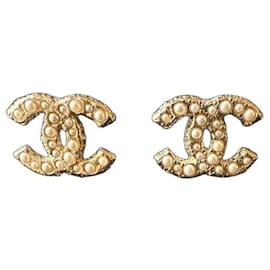Orecchini a lobo Chanel CC con perle e tono oro