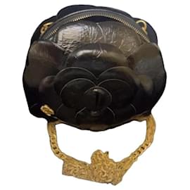 Borsa rotonda Chanel Camellia in vernice nera
