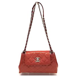 Borsa a tracolla con catena in pelle verniciata matelassé Chanel