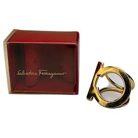 Salvatore Ferragamo Anello vintage Ferragamo in metallo dorato con scatola