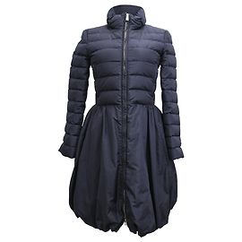 Valentino Garavani Abrigo acolchado evasé Valentino en seda azul marino