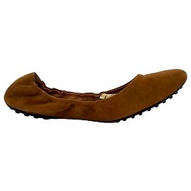 Tod's Ballerinas mit goldenem Ring-Detail aus braunem Wildleder