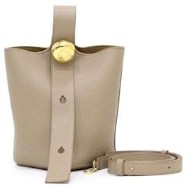 Mini Pebble Bucket Tote und Schultertasche aus genarbtem Kalbsleder in Sandfarbe - Loewe
