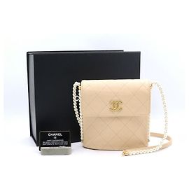 Chanel Piccola borsa hobo a tracolla con tracolla laterale di perle
