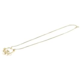Collana lunga in metallo dorato con logo CC e perle - Chanel