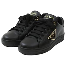 Prada Sneakers in pelle nere mezza taglia