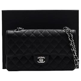 Chanel Borsa a tracolla con patta Classic Medium Size e catena argentata