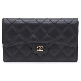 Chanel Cartera Classic Flap en piel de cordero con logotipo CC en tono dorado