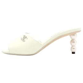 Chanel Mule con tacco di perle e logo CC in agnello vernice bianco