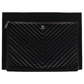 Clutch grande Chevron CC in agnello nero e oro - Chanel