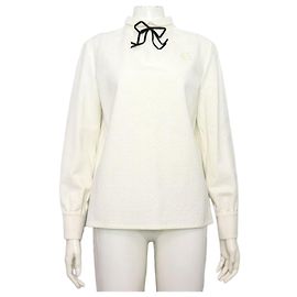 Gucci Blusa feminina de algodão branco com gola de fita dobrável e bordado barroco