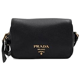 Schultertasche aus schwarzem Leder mit goldener Logo-Klappe - Prada