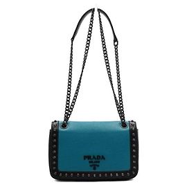 Prada Borsa a tracolla e crossbody Grace in pelle di vitello con borchie e patta nera con catena logo