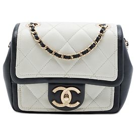 Chanel Mini Square de Piel de Vitello Gráfica Blanca Bandolera