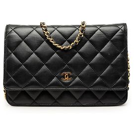 Carteira Chanel Black CC em couro de cordeiro matelassê com corrente