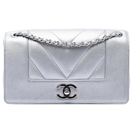 Chanel Mini Flap Vintage Mademoiselle in pelle di pecora trapuntata Chevron argento