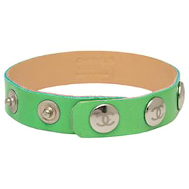 Bracciale Chanel Green CC in pelle di vitello con borchie