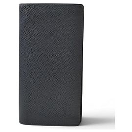Louis Vuitton Portefeuille Brazza Taiga Ocean Wallet