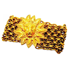 Pulsera de charms Chanel bañada en oro con motivo Lion Coco Mark