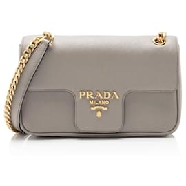 Borsa a tracolla con patta in Saffiano Prada