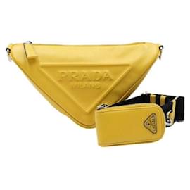 Prada Borsa a tracolla e borsa a tracolla in pelle gialla con logo triangolare