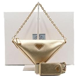 Prada Schultertasche und Umhängetasche mit metallischem goldenem Dreieckslogo